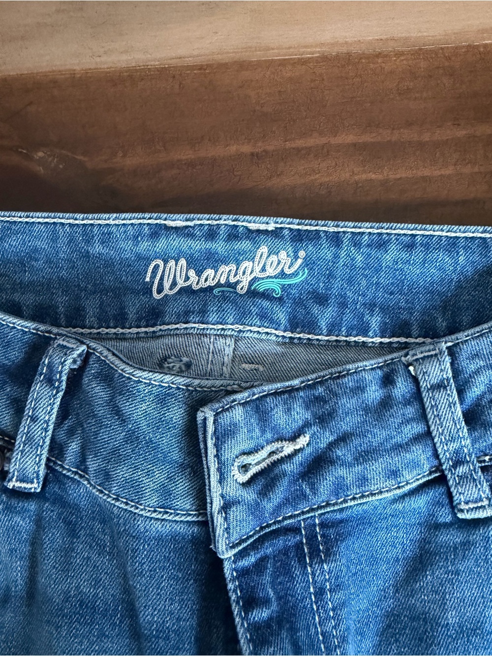 Wrangler Women's Medium Blue Boot Cut Jeans with Leather Logo Patch - Picture 2 of 4